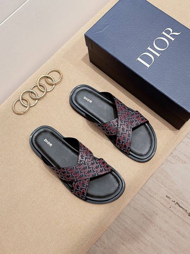 工厂价 码数38-44 Dior迪奥 最新款拖鞋 凉鞋 原版购入开发 做货 这款 Dior H-Town 凉鞋致敬运动风格经典标识，彰显 Dior 的高订精神。